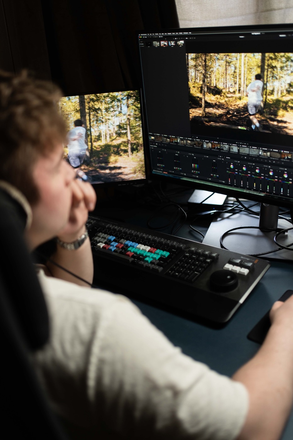 Jonathan redigerer film på kontoret i Askim